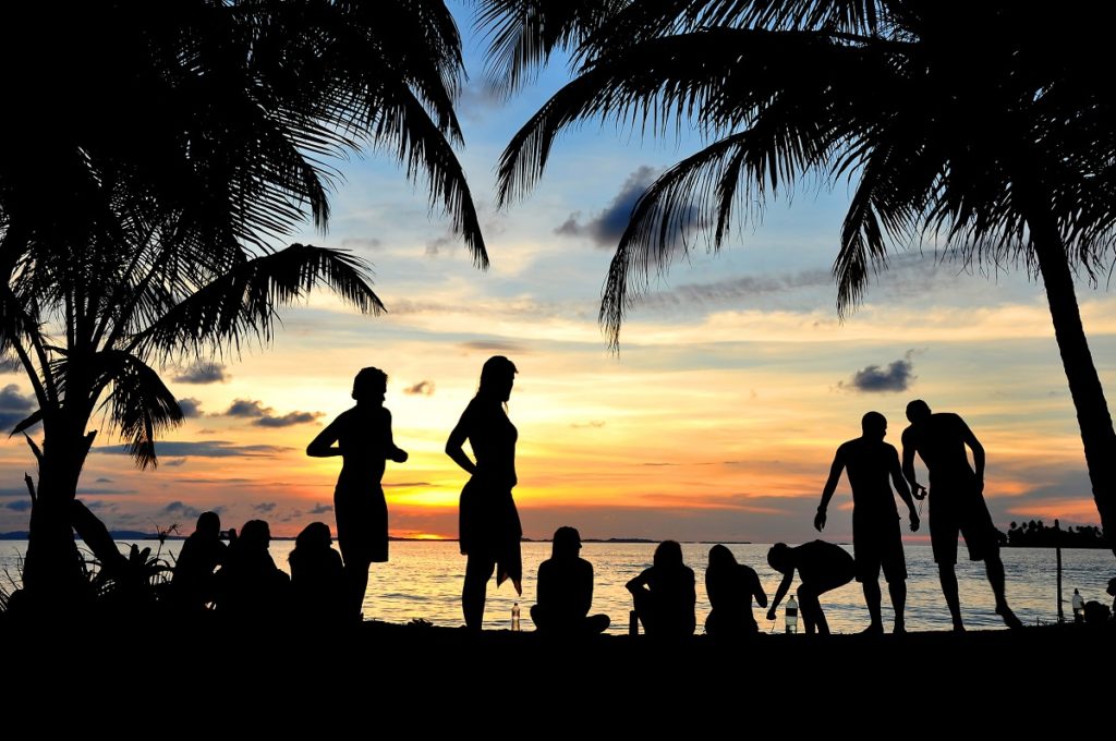 Reisegruppe beim Sonnenuntergang am Strand, Kolumbien