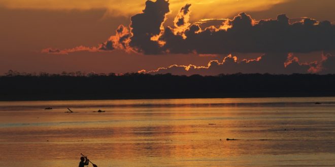 Sonnenuntergang im Amazonas, Kolumbien