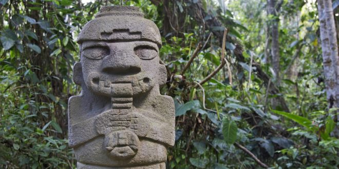 Steinfigur im archäologischen Park San Agustín, Kolumbien