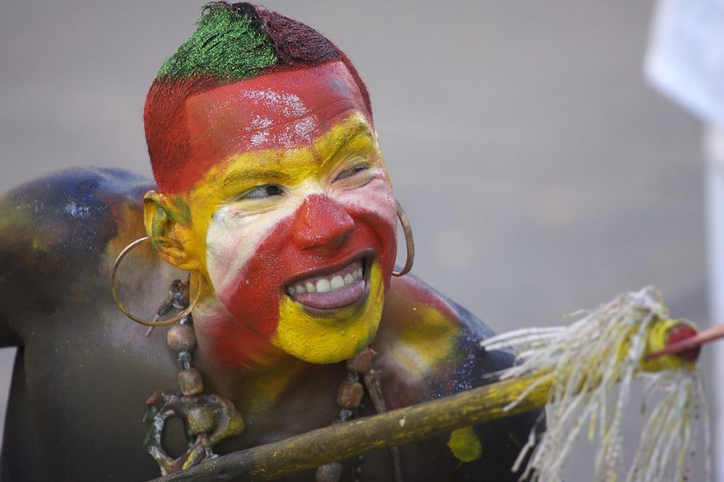 Einheimischer im traditionellen Kostüm zum Karneval in Barranquilla