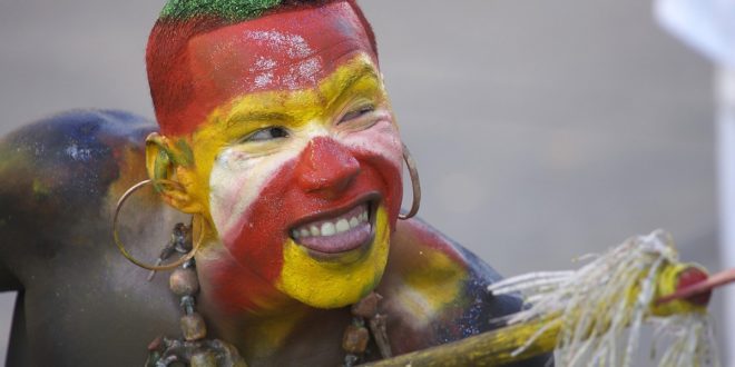 Einheimischer im traditionellen Kostüm zum Karneval in Barranquilla